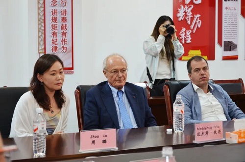 匈牙利前总理彼得·迈杰希一行莅临一滕集团参观考察