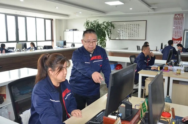 致敬劳动者 争做奋斗者——杨海锋：从财务尖兵到服务大厅的“多面手”