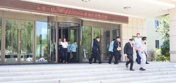 人人讲安全 个个会应急 | 酒店开展2026年安全生产月专题培训暨消防疏散实战演练